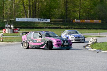BMW 3er (E36) Compact schwarz-pink und E46 blau-silber