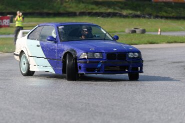 BMW 3er (E36) Limousine blau-weiß