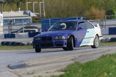 BMW 3er (E36) Limousine blau-weiß