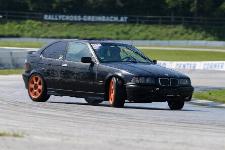 BMW 3er (E36) Compact schwarz mit orangefarbenen Felgen