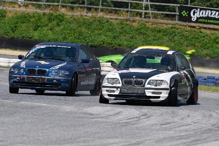 BMW 3er (E46) Limousine weiß im schwarz-grauen Design und Compact in blau